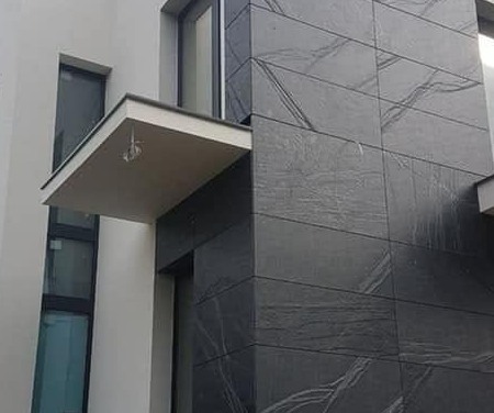 Plaques à finition sciée